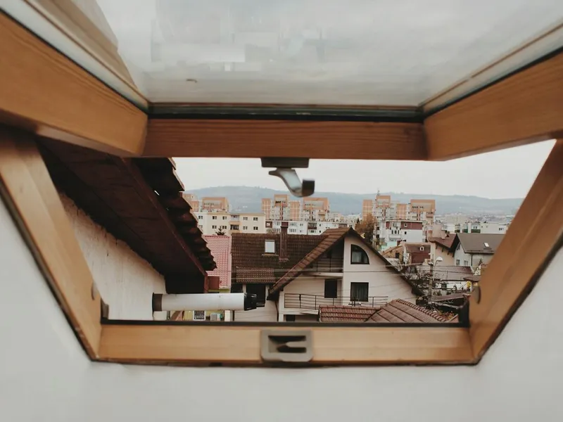 Roof Er Installing Roof Shingles in Dallas - Dallas Roof Master